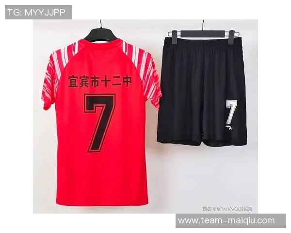 提升球技的必备装备足球长袖训练服助你在场上尽显风采